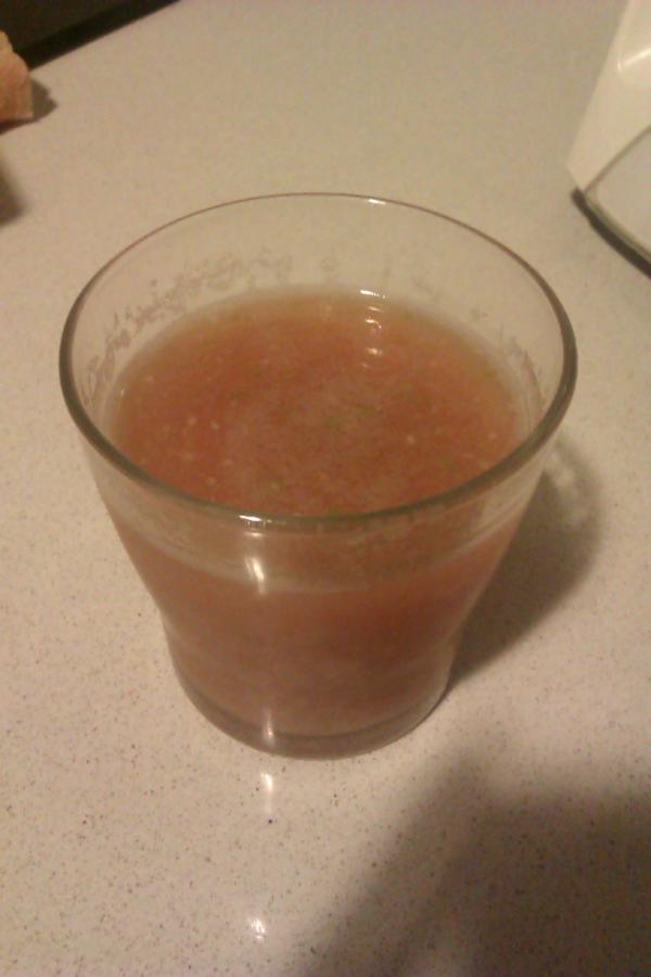Cigala89's tweet photo. Llego el veranoooo! Vasito de gazpacho bien fresquitoooo! http://t.co/B7pkX3Rq