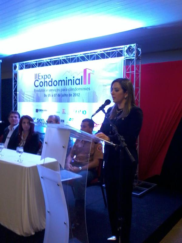 RebeccaGmrs's tweet photo. Neste momento, @Sylvinhaserejo faz o discurso de abertura da II ExpoCondominial. http://t.co/dHO4I77S