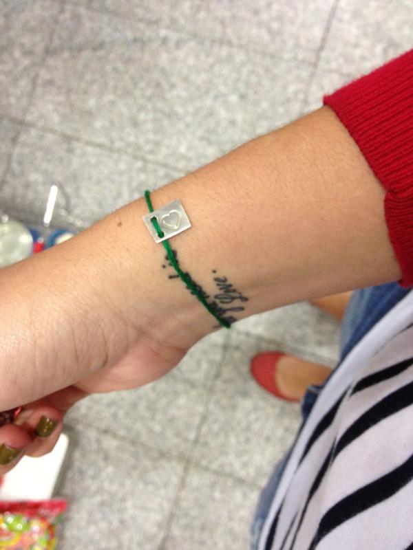 chicle's tweet photo. Gracias hermosa ree RT @ReeRivers Ya tengo mi pulserita de @tunel_carpiano y ya estoy ayudando a @chicle  <3 http://t.co/rm9uPk7t