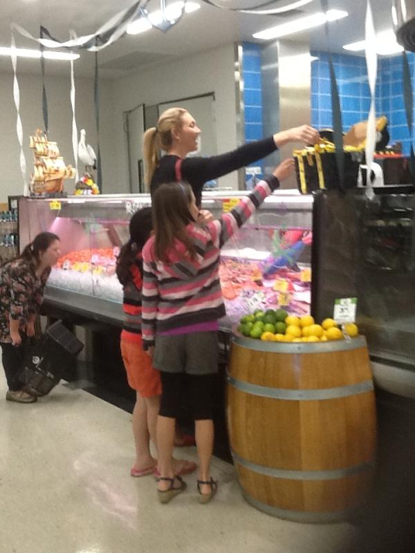 MichaelWiegman's tweet photo. Customers at the seafood getting into the treasure chest at Holmeview @JLudbrooke @tjeerdjegen #WooloworthsFreshFair http://t.co/RHfZJVm9