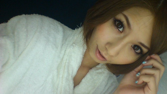 今からお昼ー！今日ゎ車のグラビアだからメイク濃いめ( ^&omega;^ ) http://t.co/pUi74B7C