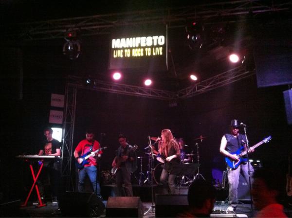 Bloco7's tweet photo. Já começou o Rock Out! Vem pro @Manifesto_Bar! http://t.co/Nb28vs7g