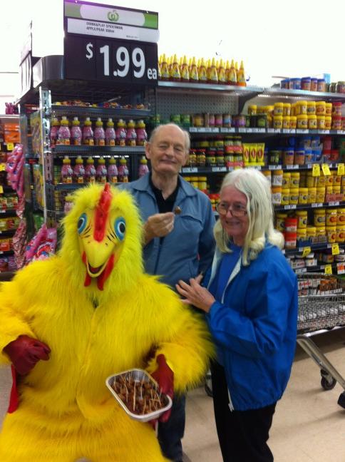 DPattemore's tweet photo. #woolworthsfreshfair@JLudbrooke @kevindhnaram @tjeerdjegen Chicken John engaging at Wynnum http://t.co/0uICnrKi