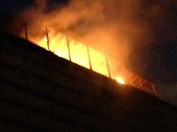 Conductor222's tweet photo. Part of I-10 closed -Major fire in abandoned bldg betw exits  Esplanade &amp;Vieux Carre on I-10 @wdsu #nola @MargaretOrr http://t.co/5WcZYNme