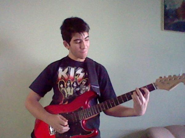 almirpask's tweet photo. hj o #Braatz trouxe a guitarra dele em casa e o #Vinicios tirou uma foto com meu 3ds *--* http://t.co/v2LPVcVM