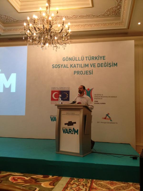 GonulluTurkiye's tweet photo. Toplantimizda AKUT Baskani Ali Nasuh Mahruki bizlere gonullulugun gucunu anlatiyor. http://t.co/OaPGMWFV
