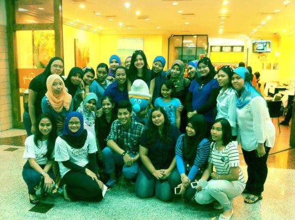 GMengundang's tweet photo. Mikha besama #Smuff dan juga besama para penaja GM http://t.co/hY5LiHdW