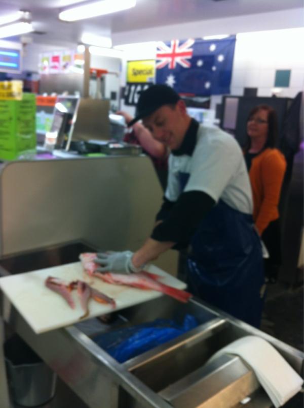 ESavy1's tweet photo. @JLudbrooke @MichaelWiegman  Southport Park Jay showing how to fillet fish http://t.co/UmItXssb