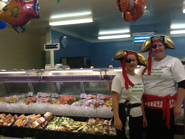 MhudsonCom's tweet photo. @cltwittes @tjeerdjegen @Murp1961 
The Fresh Fish Pirates at Lakes Entrance are stealing the show! http://t.co/hGyfx9fi