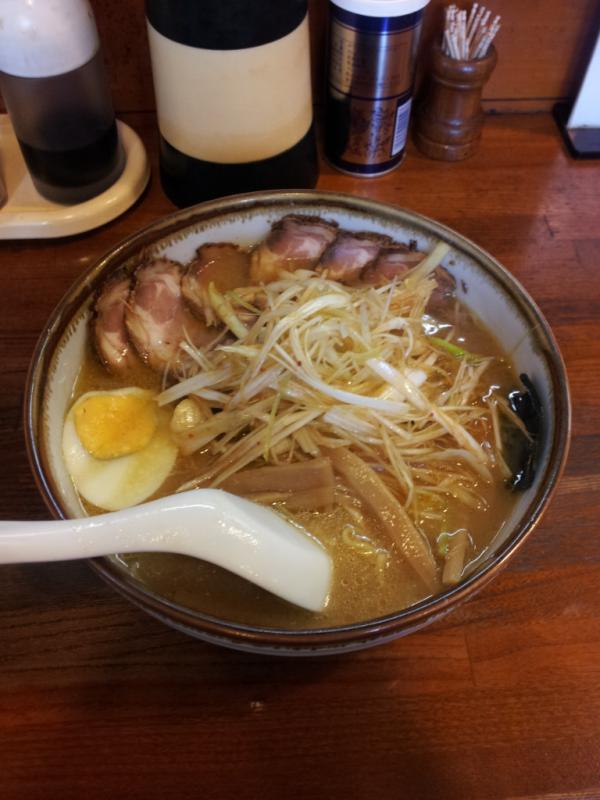 daiwa_cycle35's tweet photo. 鉄砲道の平和学園の方にあるラーメン屋ペニーレインのネギチャーシュー麺うま♪ http://t.co/aLvnDQMa