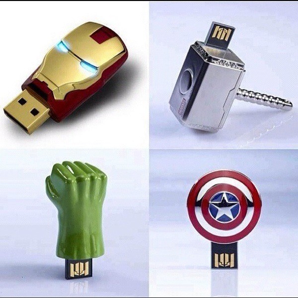 TheCoqueman's tweet photo. Les clés USB #Avengers, elles sont tops! J'imagine bien la mienne aussi :D http://t.co/NdVC2Heo