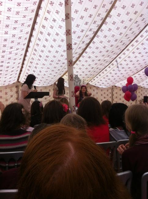 She did it!!! <a href="/maureenjohnson/">Maureen Johnson</a> is <a href="/QueenofTeenUK/">Queen of Teen</a> - #queenmaureen #forever