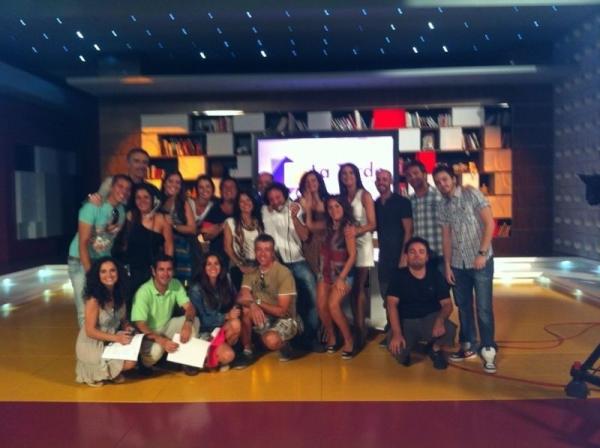Evaruizcanalsur's tweet photo. Parte del equipo de @LATARDE_RTVA @RTVA . Felices vacaciones😃👍 http://t.co/2uHYOji2