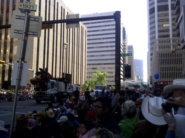 LemonSugar80's tweet photo. Proud to be a calgarian today!! Slammin day for a #stampede #parade #yyc http://t.co/UMYve4zV