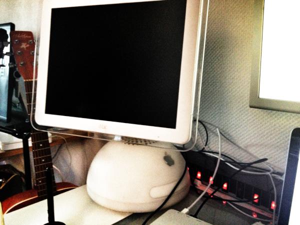 aduermael's tweet image. A super gift from @bloglaurel ! Not working but so beautiful! #Apple #iMacG4