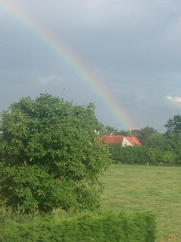VBuyck's tweet photo. Na regen komt... de regenboog #Ardooie http://t.co/mdvVF3IS