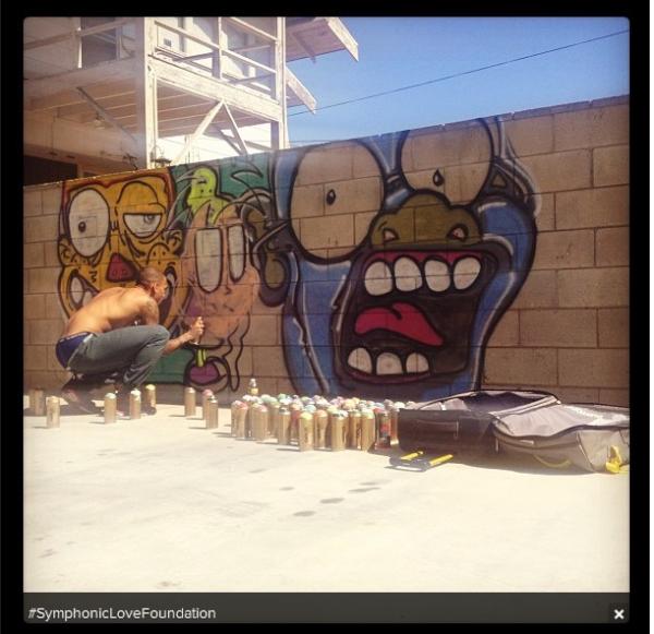 ChrisBrownPromo's tweet photo. PIC: Chris Brown painting the wall #SYMPHONICLOVEFOUNDATION - http://t.co/jZanMmOD