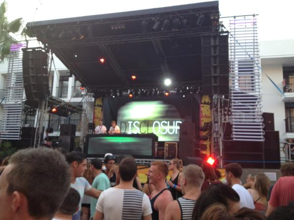 laurahenderson1's tweet photo. Kicking off W.A.R! With @disclosure_uk http://t.co/8xHYFgzM