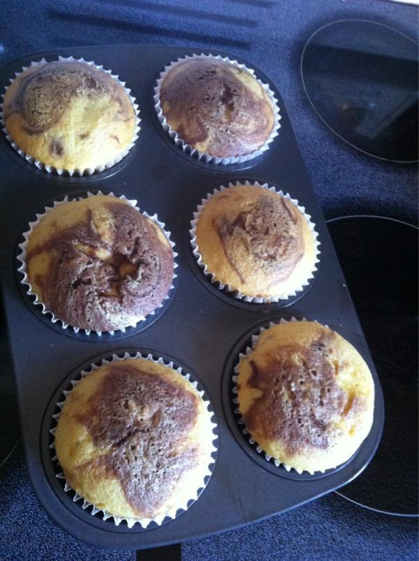 MikaelaCraig's tweet image. Someone sure knows how to fix cupcakes. @thejulianne_. #JumboSized