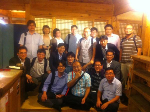 yonhapnojo's tweet photo. 연합뉴스 파업을 이끈 쟁의대책위원들, 해단식 사진입니다. 핸펀으로 찍은 저화질 사진이지만 멤버들 모두 팽생 간직할 듯... http://t.co/IrIddQRQ