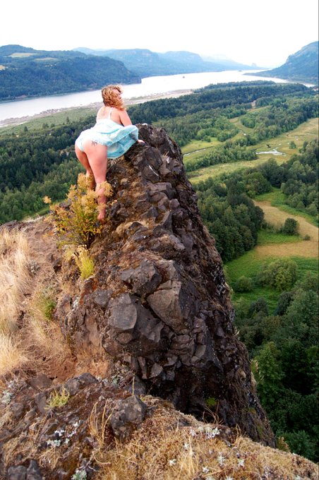 Check out this view... Oregon lady to the core... Who else climbs cliffs in HEELS!! lol antthing for<a href="/tag/gbvssea"class="tags"><span>#gbvssea</span></a><a href="/tag/gohawks"class="tags"><span>#gohawks</span></a><a href="/tag/12man"class="tags"><span>#12man</span></a>