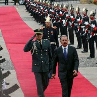 ElicFernandez's tweet photo. PRESIDENTE DANILO MEDINA RECIBE LOS HONORES DE ESTILO A SU LLEGADA AL PALACIO DE NARIÑO, SEDE DEL GOBIERNO COLOMBIANO. http://t.co/yojLoToe
