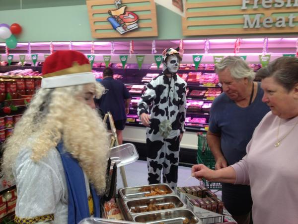 RobKristy's tweet photo. @tjeerdjegen Ari the cow educating customers on beef cuts at Nowra Stocklands 1648 http://t.co/FP0rLzSn