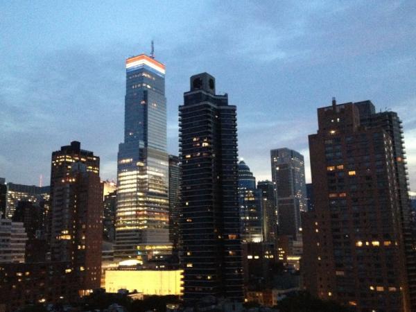 jdors_'s tweet image. When the sun sets, baby, on the avenue. sunset on 2nd. #weekendstatus