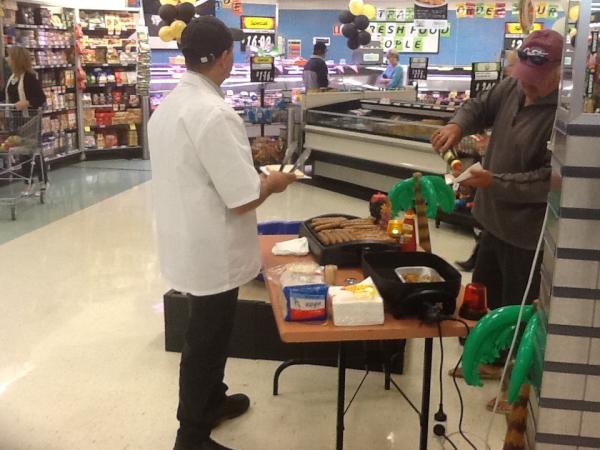 MichaelWiegman's tweet photo. Paul at Pacific Pines cooking up a treat for the customers, talking about our range @JLudbrooke #WooloworthsFreshFair http://t.co/3mNrO9dT
