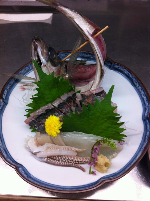 kouhou73's tweet photo. 庄内浜文化伝道師講座「うめぜ！庄内のごっつお教室」in山辺高校3年生40人。
本日の講師の庄内浜文化伝道師須田剛史さん(日本料理鵜渡幸総料理長)の見本です。 http://t.co/hg5vV1Ez
