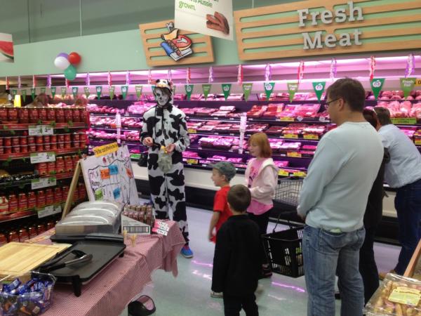 RobKristy's tweet photo. @XpressWoolies Ari the cow educating customers on cuts of beef at Nowra Stocklands 1648 fresh fair http://t.co/Wm9tQ1EY