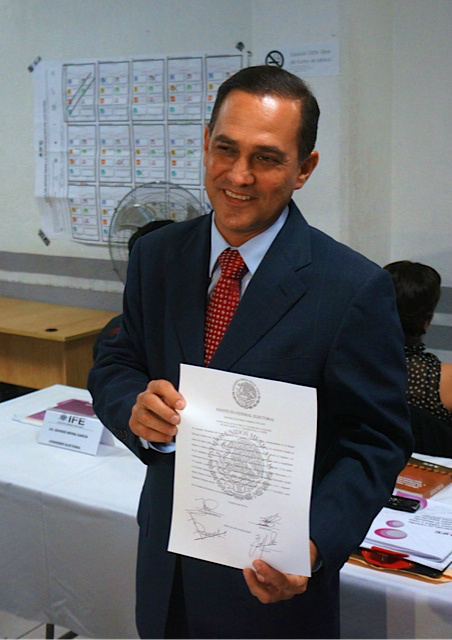 FerLarrazabal's tweet photo. Esta noche recibí por parte del IFE mi Constancia de Mayoría como Diputado Federal. @pannl @accionnacional http://t.co/OfrVP4eM