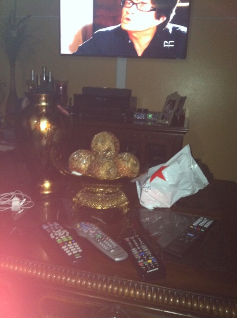 _jeanetteabreu's tweet image. there are so many god damn remote controls and all I wanna do is just change the channel... #fuckmylife #toocomplex :(