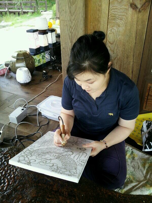 irokmc's tweet photo. 대나무고을인 담양 죽향문화체험마을 면앙정에서 김미선 한지공예 선생님께서 한지 버닝작업하는 모습이다.  매주 주말이번 관광객에게 체험의 추억을 느낄수 있도록 하고 있다 한다. http://t.co/jsbTaMyG