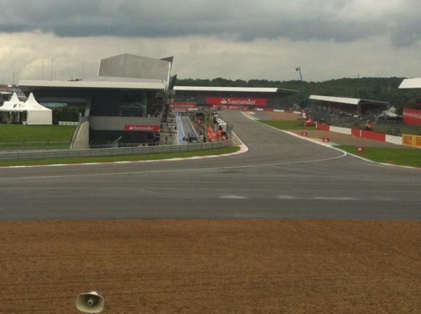 ollysteen's tweet photo. @mollett84 @alanglinson wet but not a bad seat for the next hour http://t.co/bvkR0YZZ