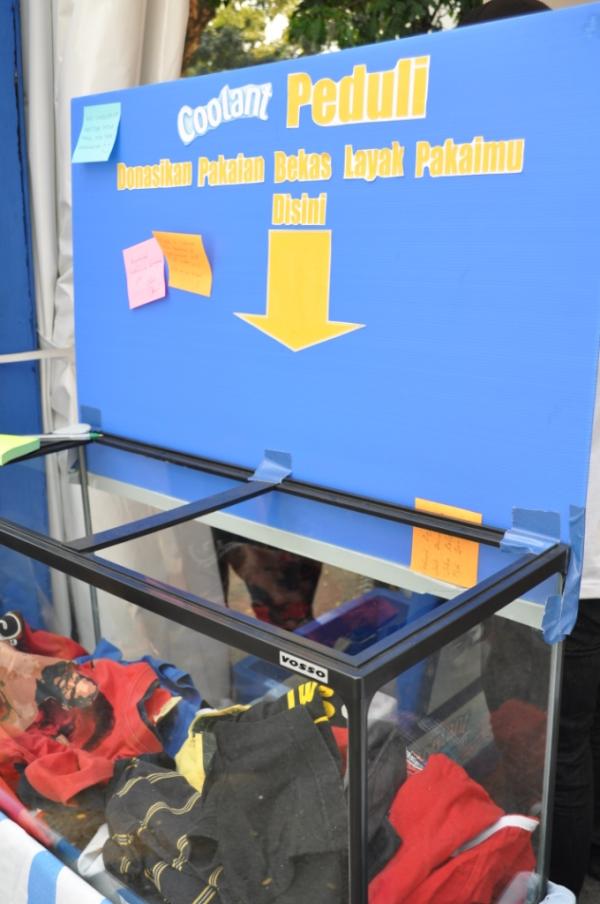 CoolantID's tweet photo. Ayo donasikan pakaian bekas layak pakai milikmu di booth Coolant. Yuk serbu @JakCloth di Parkit Senayan! :) http://t.co/lynJnnox