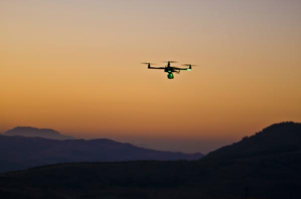 Quadricottero in volo al tramonto