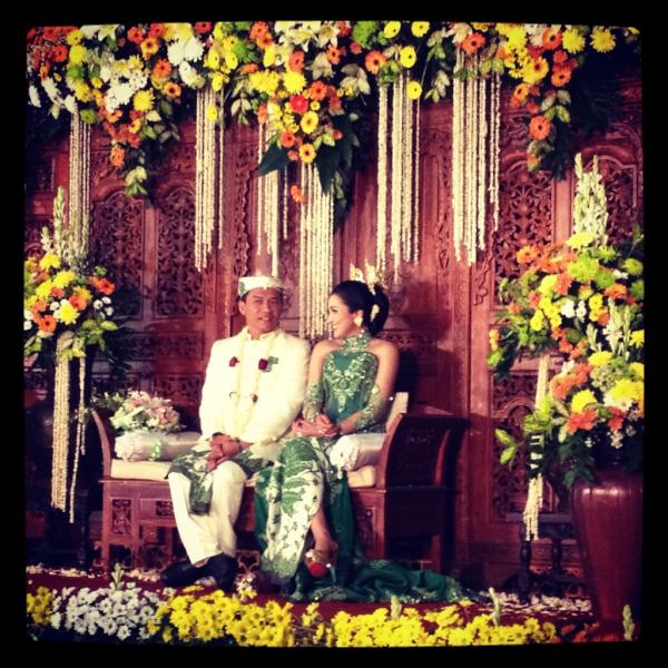 ameliawidya's tweet photo. @ananghijau @ashantysiddik dekorasi bunganya bagus.. Sepatunya juga keren bun ;) http://t.co/U0LvwVTu