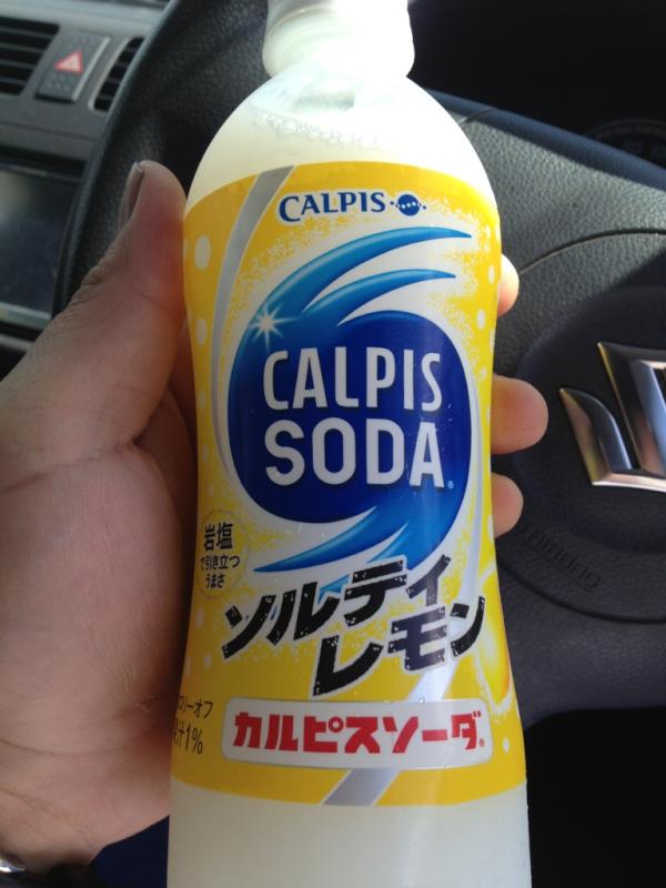 40765aaa's tweet photo. 思わず手に！ソルティレモン
カルピスソーダ！
岩塩で引き��つうまさ、だそうだ！ http://t.co/1WbndXle
