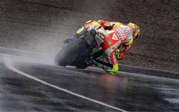 ValeYellow46's tweet photo. Sachsenring Saturday
Day2 Official practice
Scatto #3 @stefanotaglioni 
Quanta acqua! http://t.co/liYNiCKy