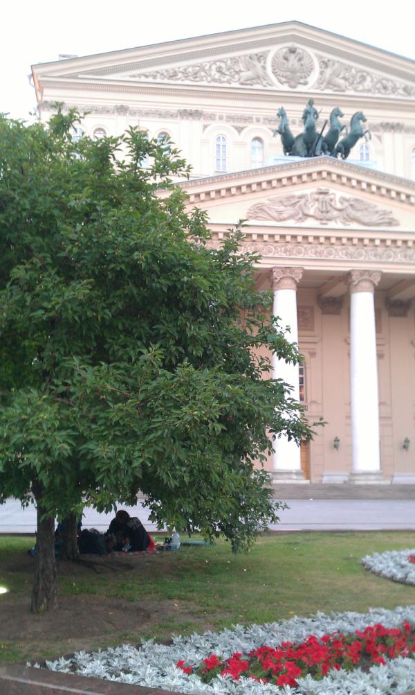 alex_freak's tweet photo. Из цикла "я хуею, дорогая редакция"! Приличных людей в автозак, а бомжи спят и жрут прямо перед Большим!! http://t.co/9PGsY6ot