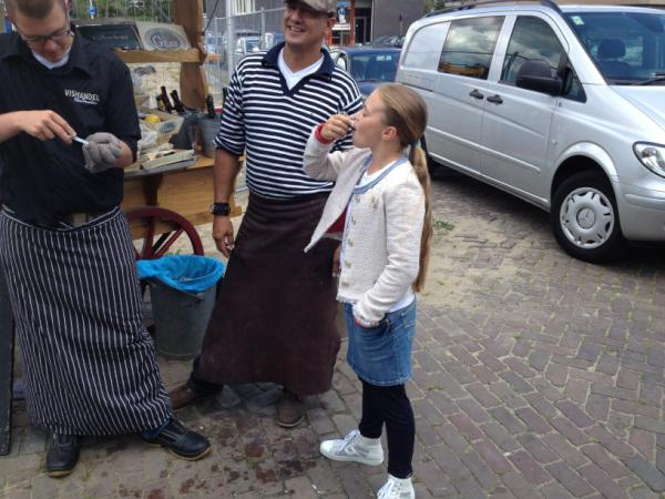 adrienzoon's tweet photo. @Adrimossel oester proeverij bij Schuitemaker in Katwijk. Fantastische mensen, echt een succes http://t.co/NYNGkT6P