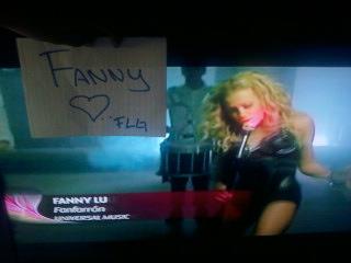 FannyLuGuate's tweet photo. "Fanfarron" de @Fanny_Lu  suena y suena por Ritmoson. Pero hoy con un mensajito en una hojita de papel.. http://t.co/kj4RdiNF