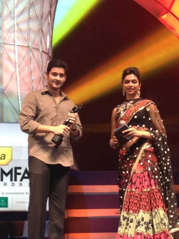 Filmfare on Twitter: "Deepika Padukone giving the award to Mahesh Babu.  #filmfareawardssouth http://t.co/uHPMoWrn" / Twitter