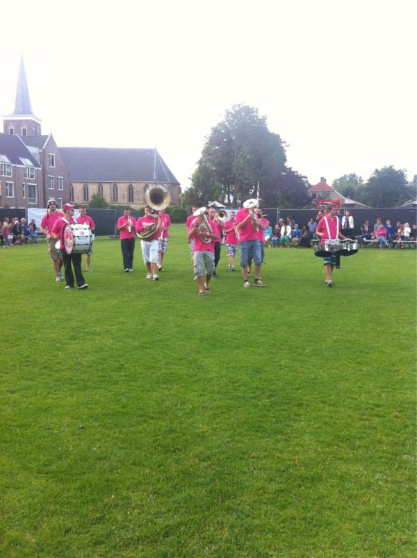 Pauze op Taptoe Wommels met pauzemuziek en entertainment van de Útlopers uit Sneek