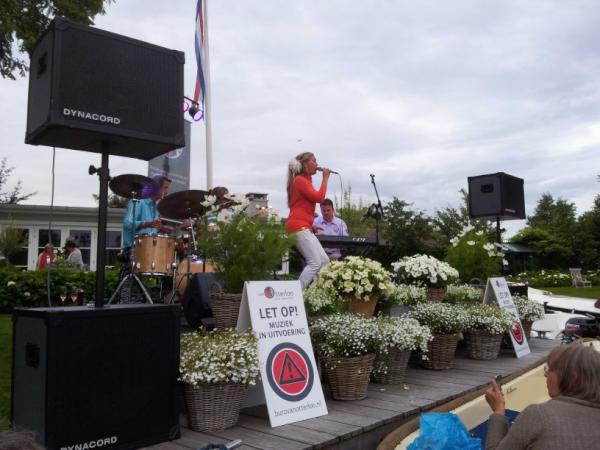 PLaspopAalsmeer's tweet photo. Katelijne trapt af! #Aalsmeer En het is droog!! @HenkRondvaart http://t.co/pHjMje4J