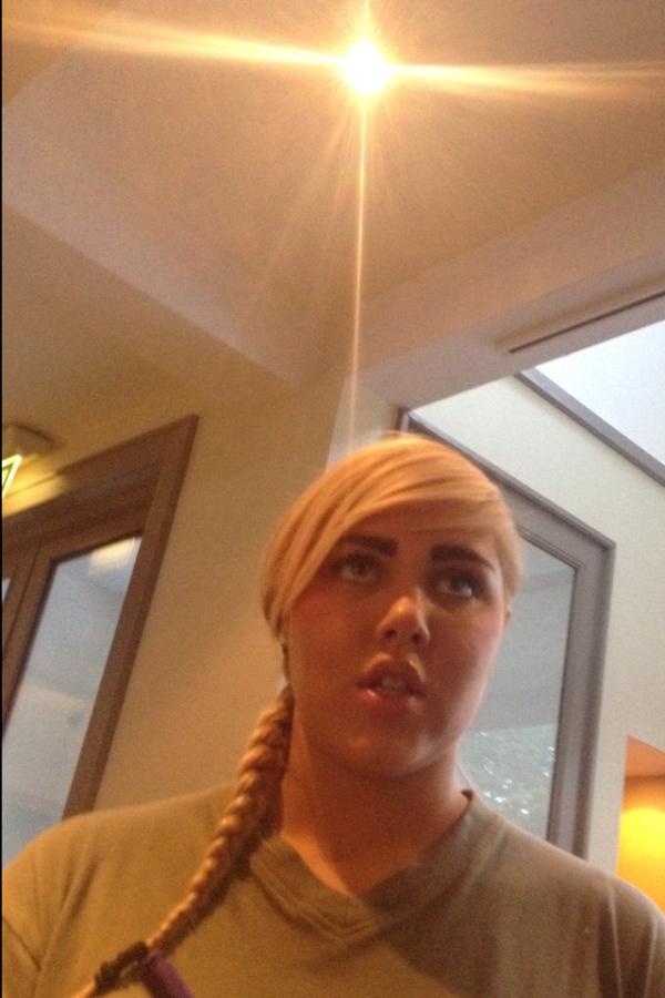 realleonhaslam's tweet image. “@McWill99: I think one of the bar staff might be related to @realleonhaslam #nicebrows http://t.co/2QK6SfZu”
Ha ha funny