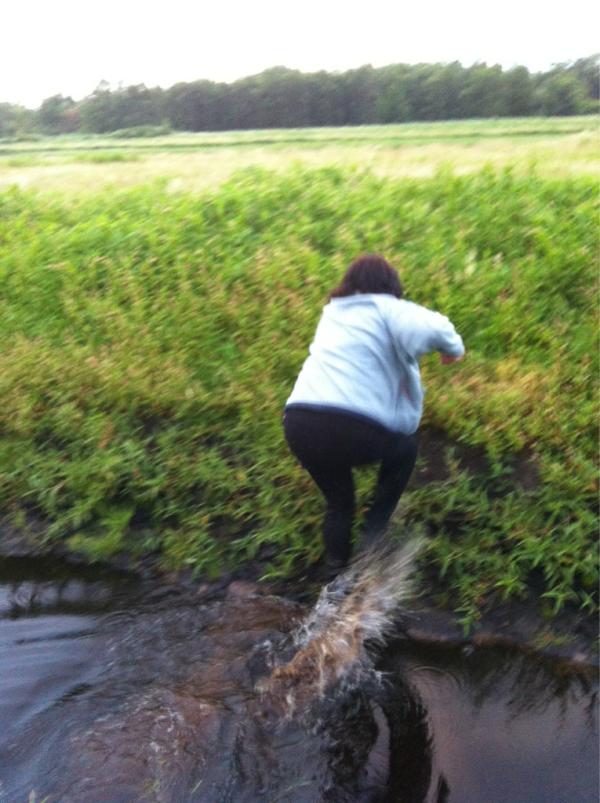 vanderstruik's tweet photo. Snap je niet hè, 29 jaar m'n schoonzus en ze trapt er elke keer weer in: even een stukje wandelen. http://t.co/9lGyS3Az