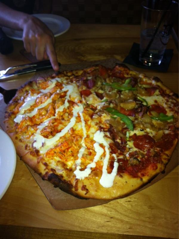 heykayadams's tweet photo. Yummy Cards-Victory pie at @PWPizza ! #keystostl #buffalo&theworks @ChevySTLKeys http://t.co/fPGv2HqV