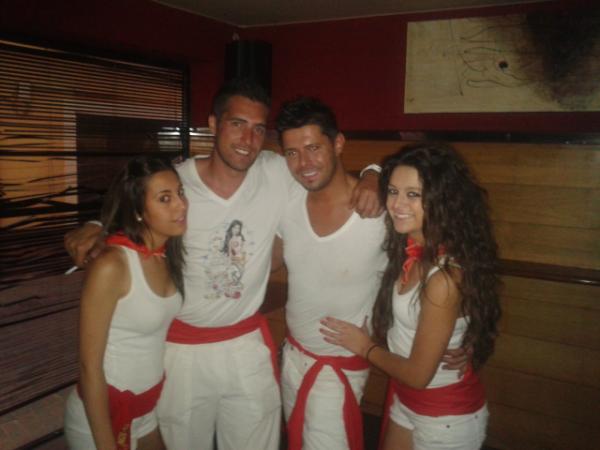 GregoryRioseco's tweet photo. San ferminliiin con @Aliiiciiaaa @Aliiiciiaaa @SaraFraileA @alfredo r de vega http://t.co/Y7NyXUP1